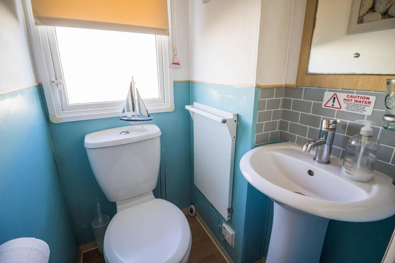 Lovely Caravan With Wifi At Broadland Sands In Suffolk Ref 20035Bs Hotel Hopton on Sea Exterior foto