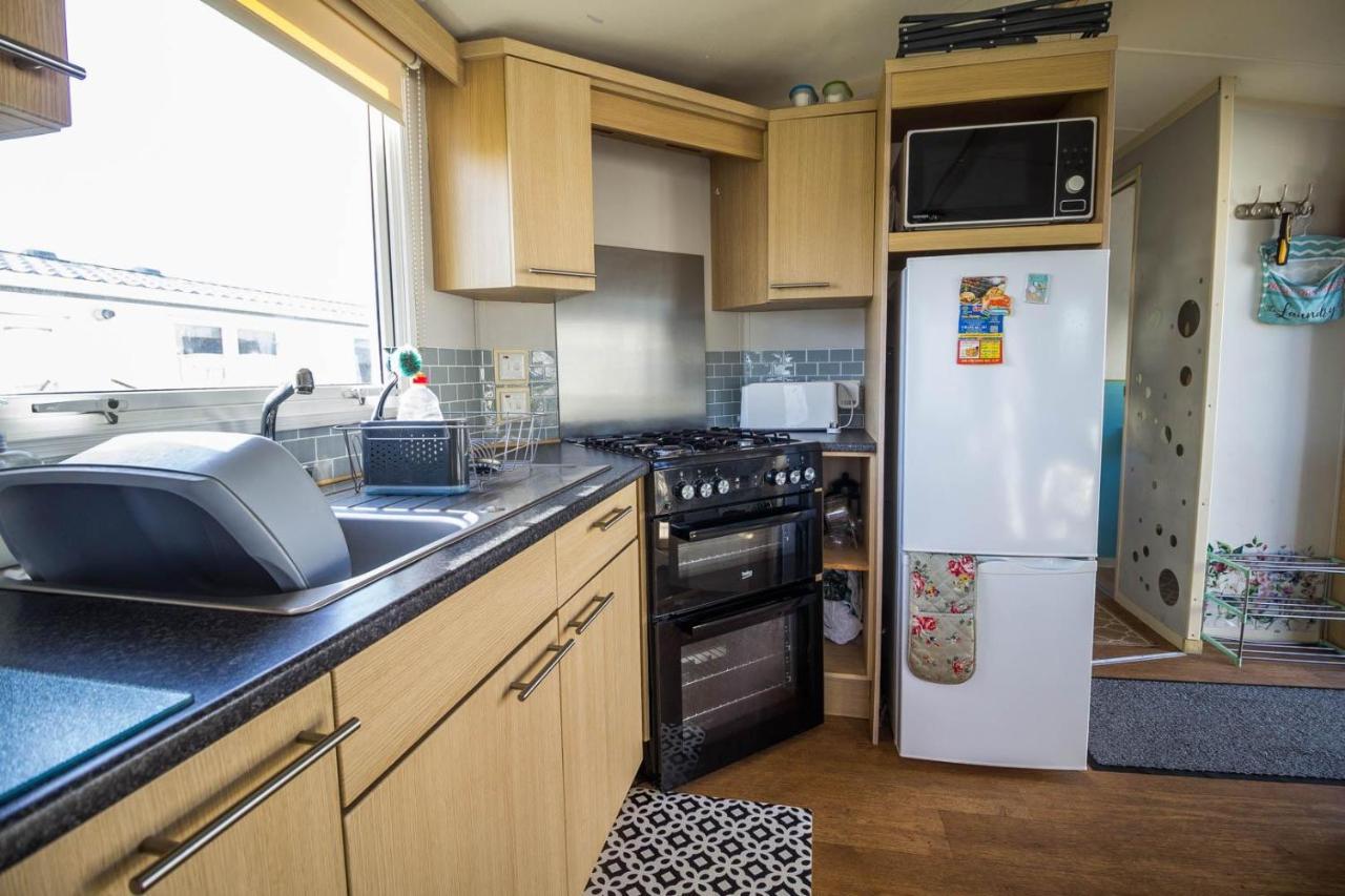 Lovely Caravan With Wifi At Broadland Sands In Suffolk Ref 20035Bs Hotel Hopton on Sea Exterior foto